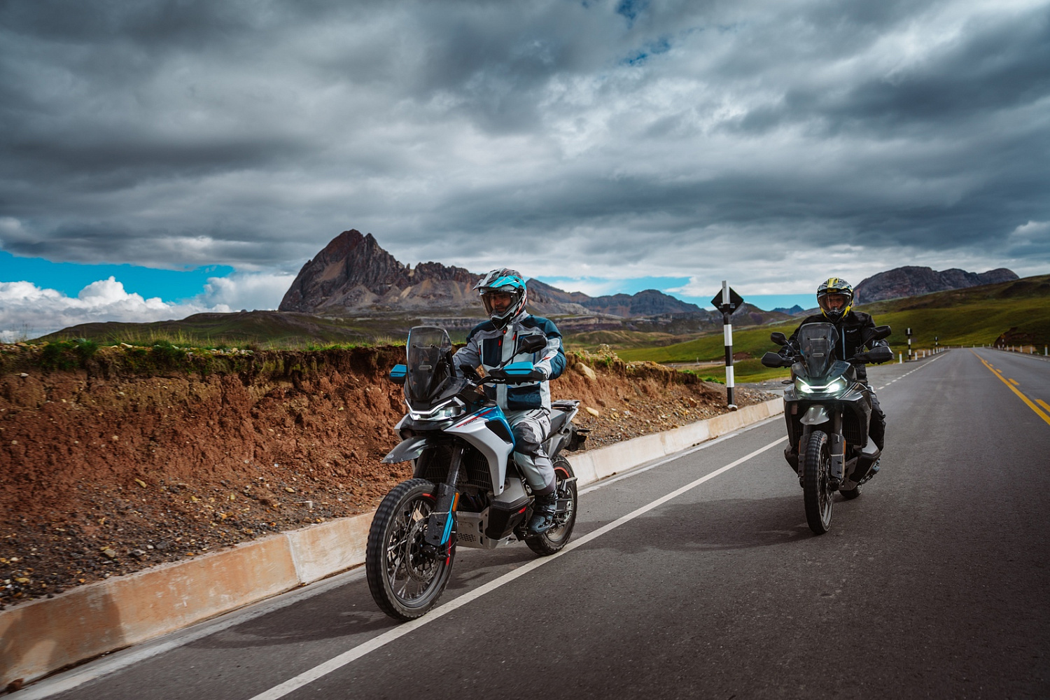 Новый CFMOTO 800MT-X в версиях - Sport и Touring: двойной удар по бездорожью!