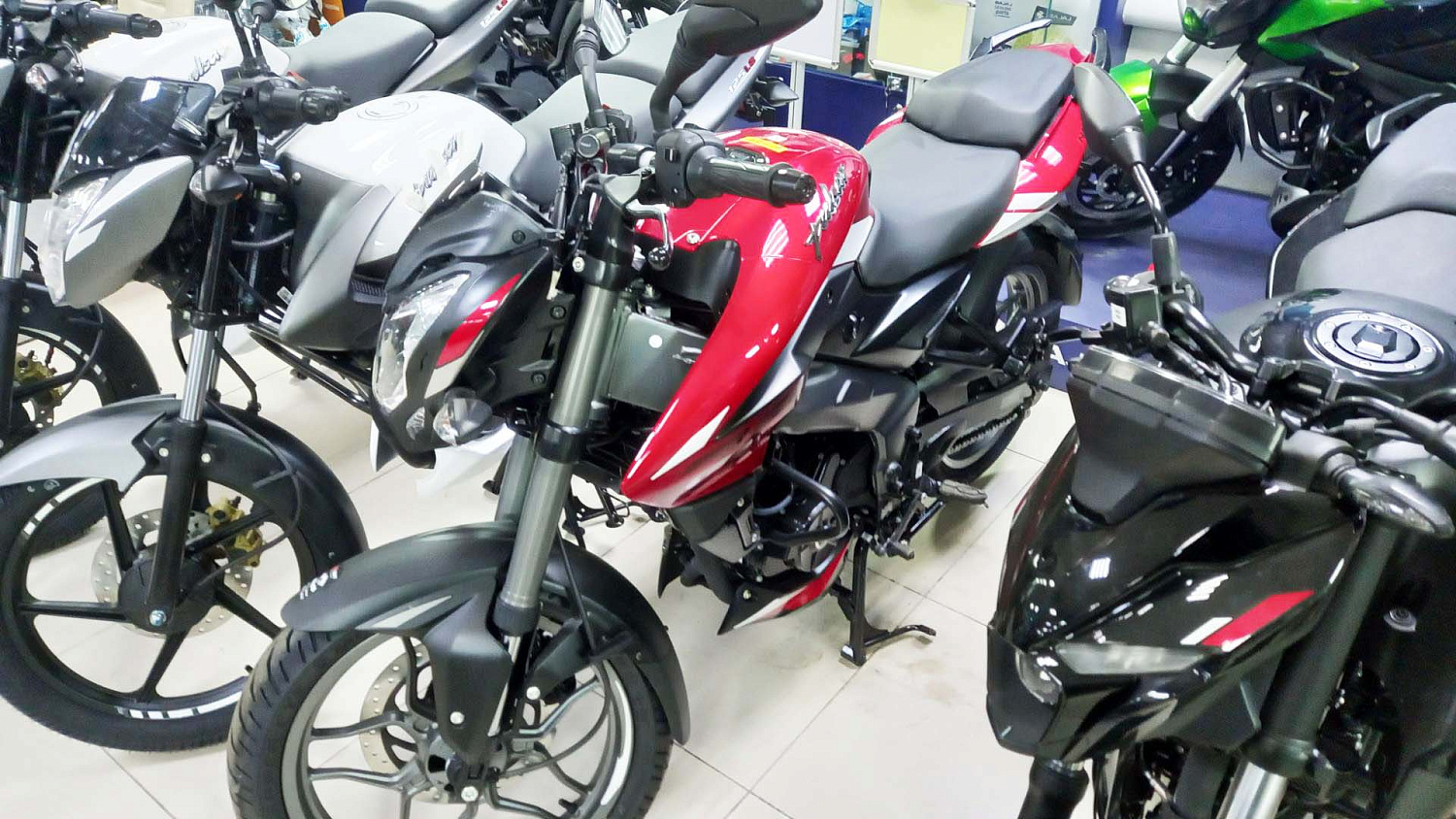 Акция Дивали 2024! Специальные цены на мотоциклы Bajaj