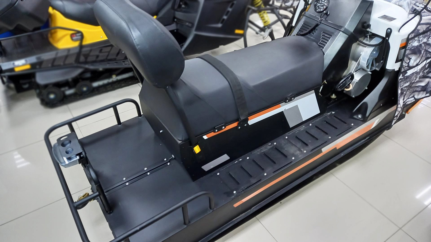 Cнегоход "БУРАН ЛИДЕР" АДЕ \ Русская Механика