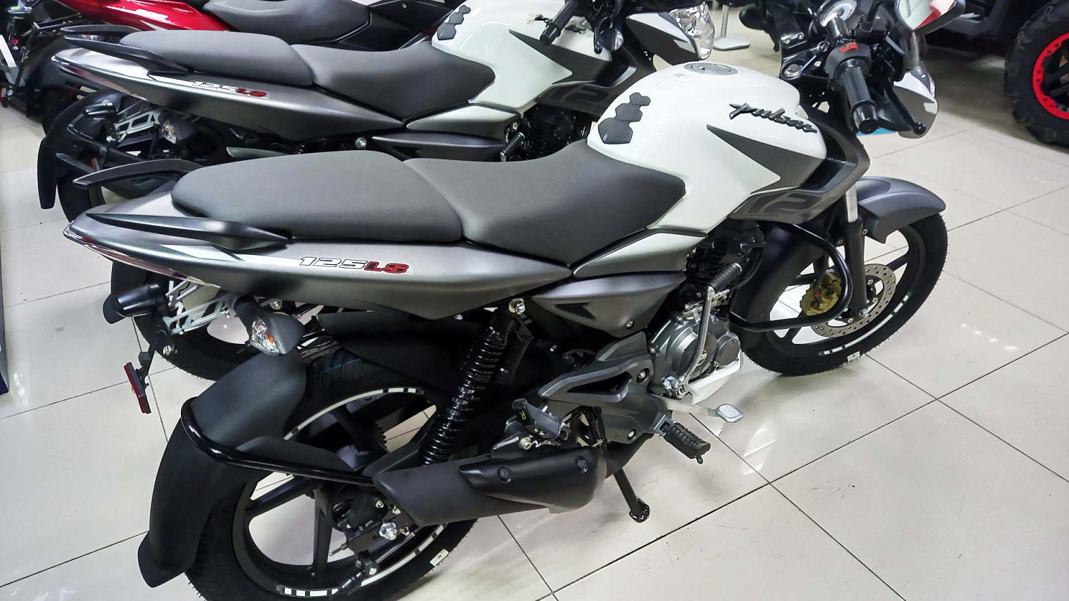 Акция Дивали 2024! Специальные цены на мотоциклы Bajaj