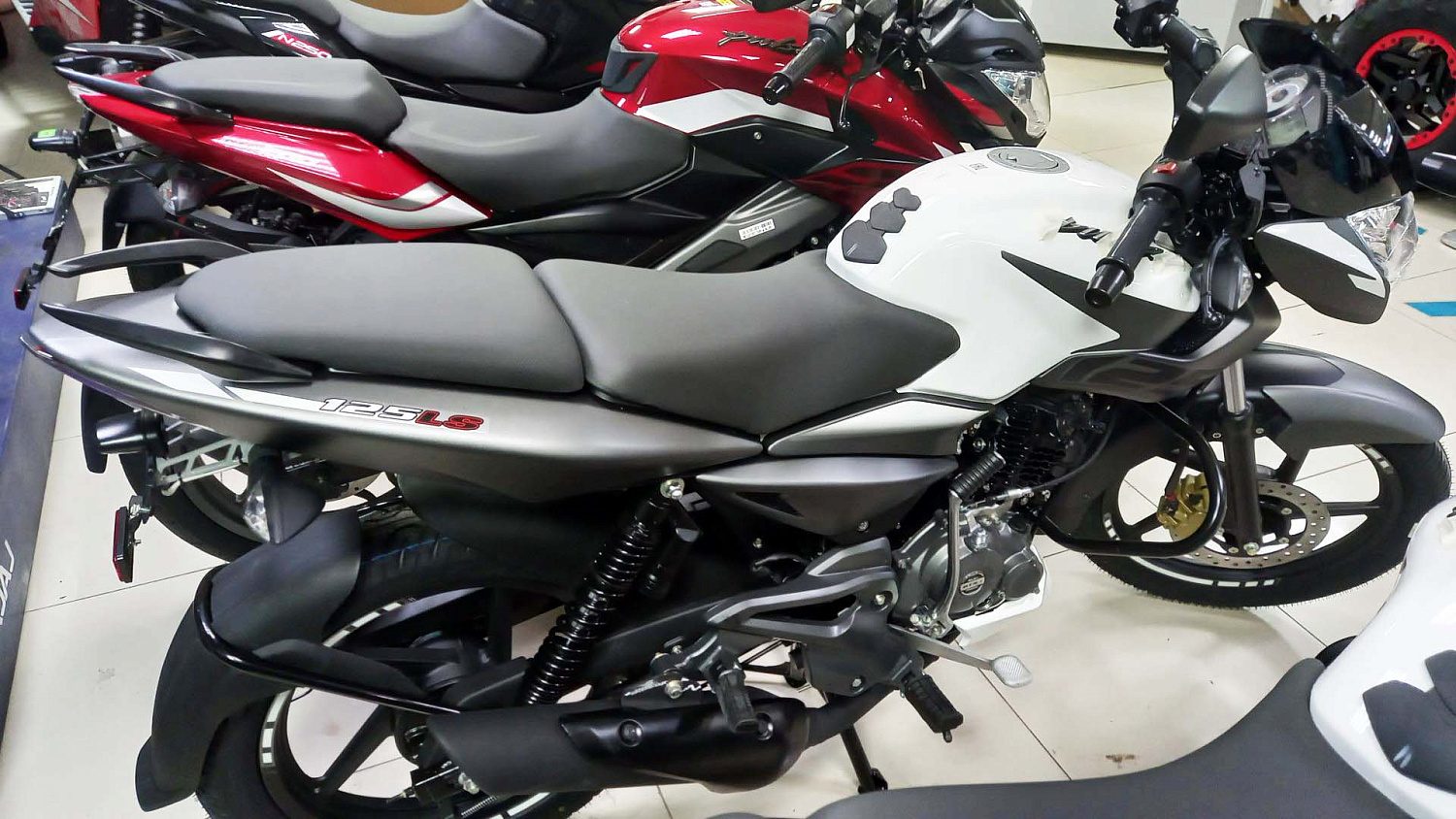 Акция Дивали 2024! Специальные цены на мотоциклы Bajaj